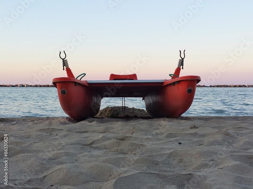 Zattera di salvataggio sulla riva di sera photo