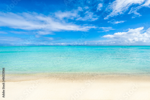 Weißer Strand und blaues Meer auf den Malediven