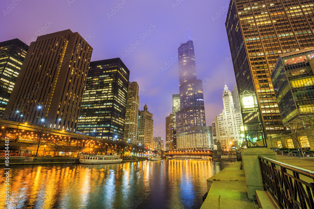 Fototapeta premium Chicago downtown and Chicago River