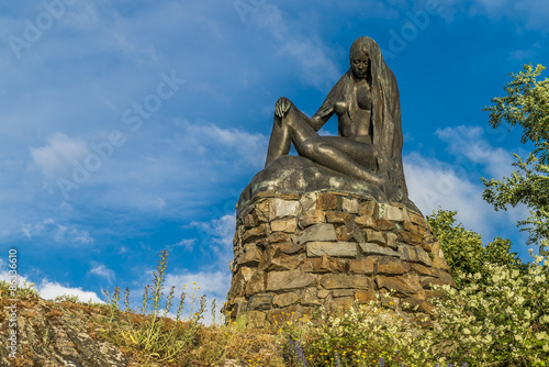 Traurige Lorely als Bronzeskulptur am Rhein bei Sankt Goarshausen photo