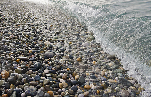 Морская галька на пляже в Сочи.