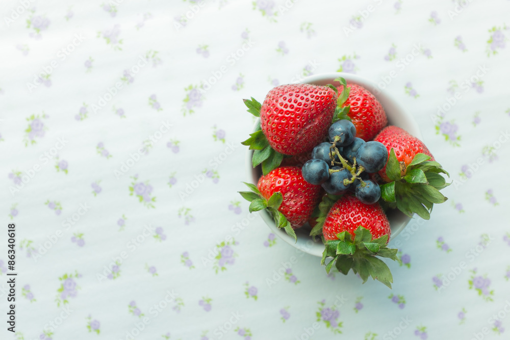Naklejka strawberries and blueberries