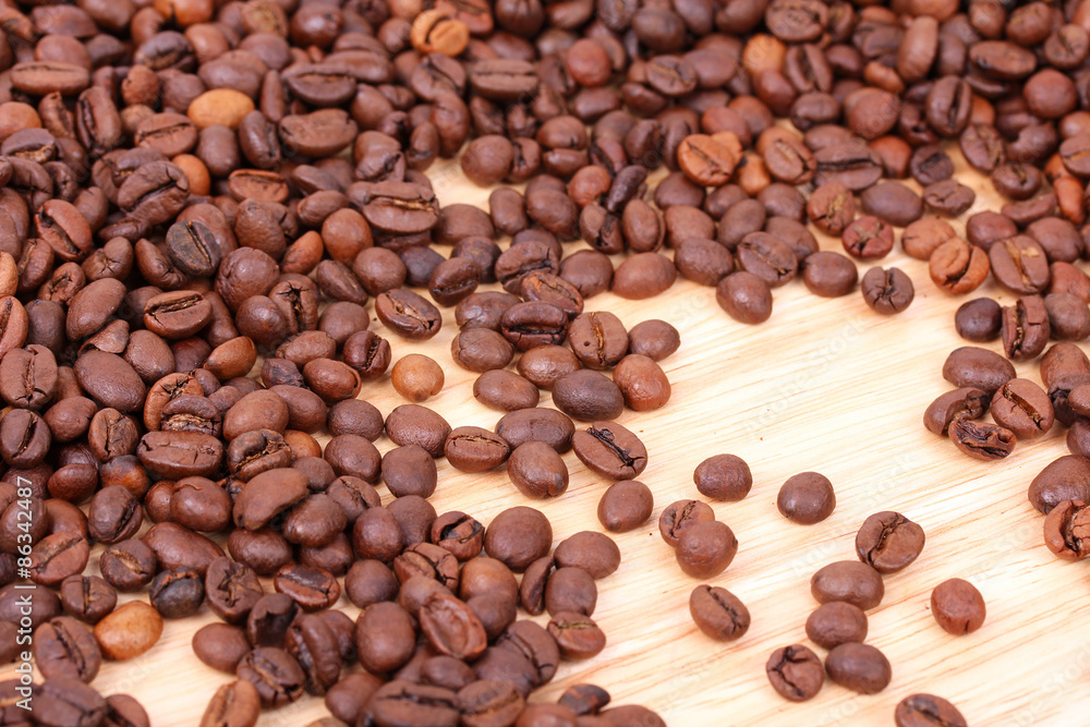 Obraz premium Coffee beans on wooden table