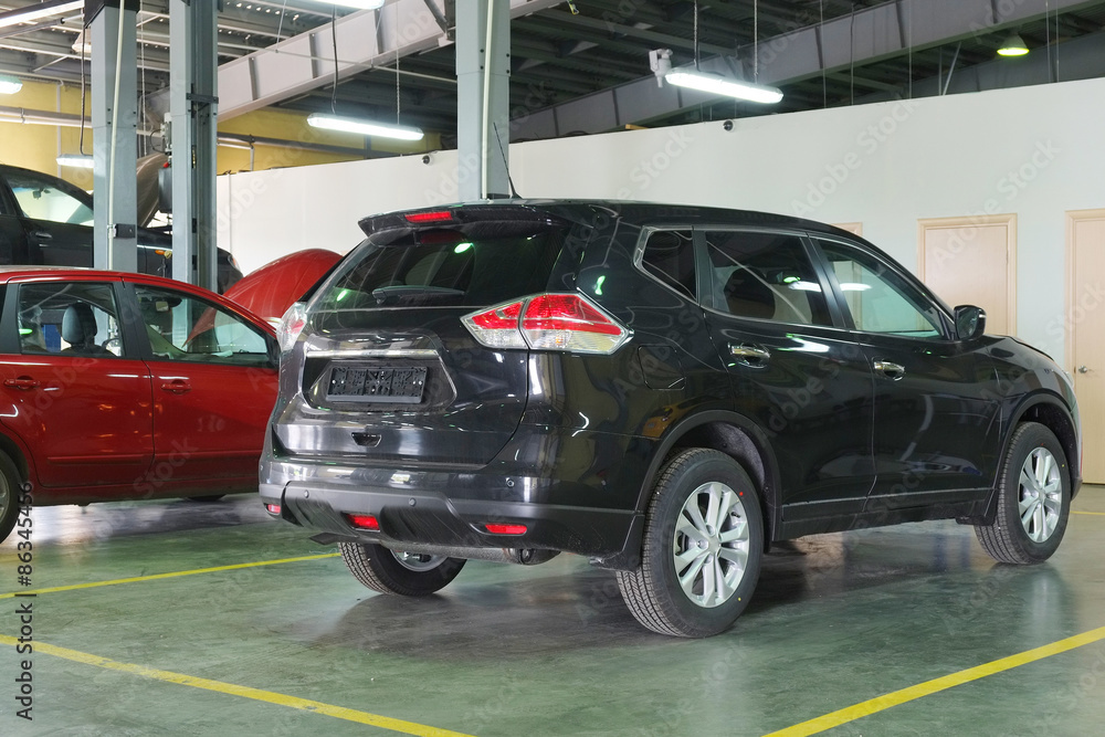Obraz premium Serpuhov, Russia, June, 23, 2015: Cars in a dealer repair station in Serpuhov, Russia