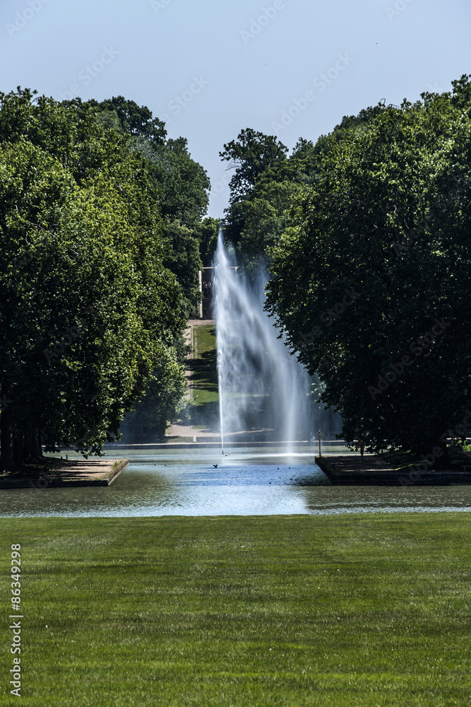Naklejka premium Fountain in Parc. Chateau de Sceaux, near Paris.