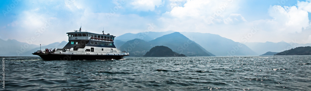 traghetto sul lago di Como