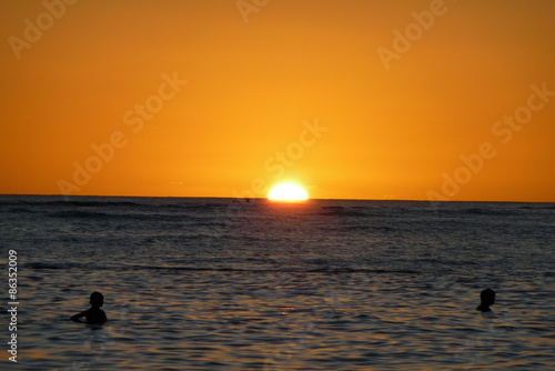 Sonnenuntergang über dem Meer am Waikiki Beach, Hawaii