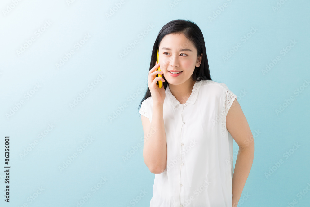 電話をする女性 電話をする女性