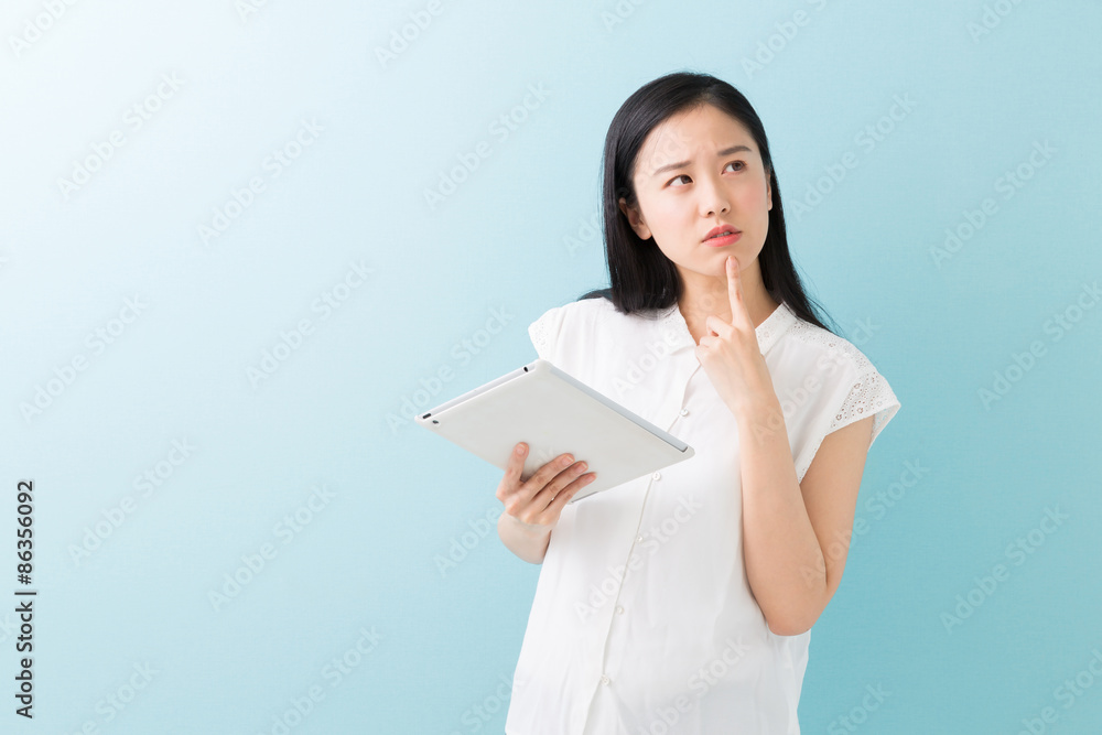 タブレットを見る女性 タブレットを見る女性