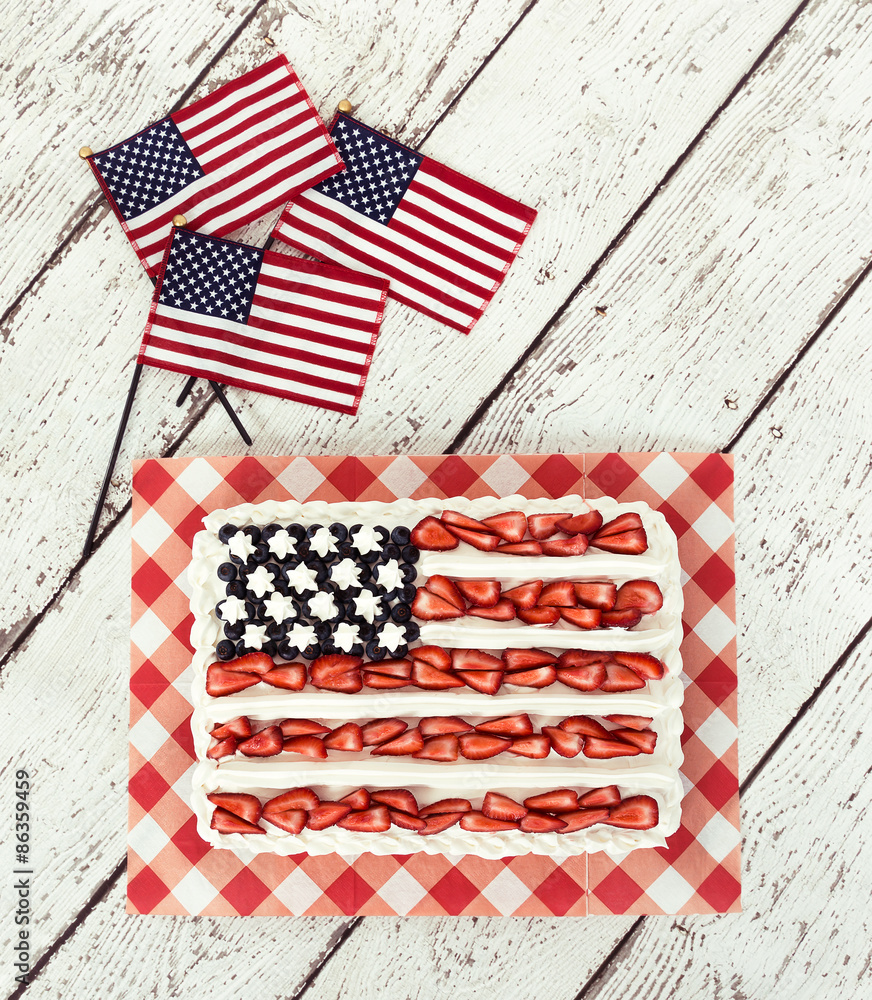 Obraz premium Patriotic American flag cake and decorative mini flags