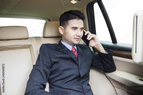 Young businessperson speaking on the phone © Creativa Images