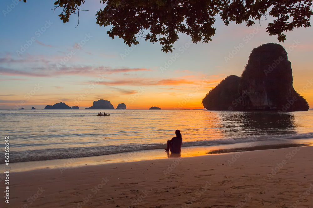 plage de Phra-Nang après le coucher du soleil, Thaïlande 