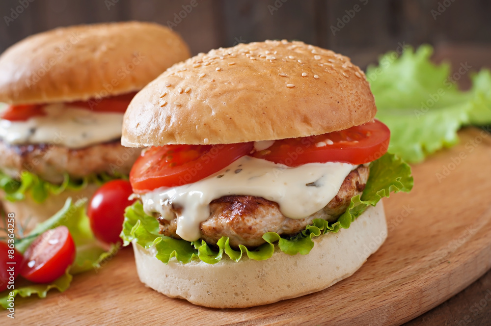 Keuken foto achterwand Smakelijke hamburger met kipburger en saus Tartaar -  Nikkel-Art.nl