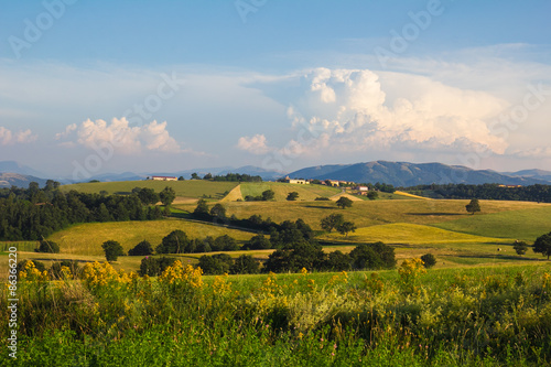 Paesaggio rurale umbro con cumulonembi