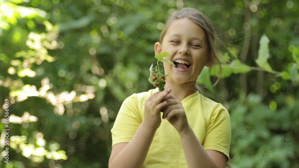 kid eats wood berries