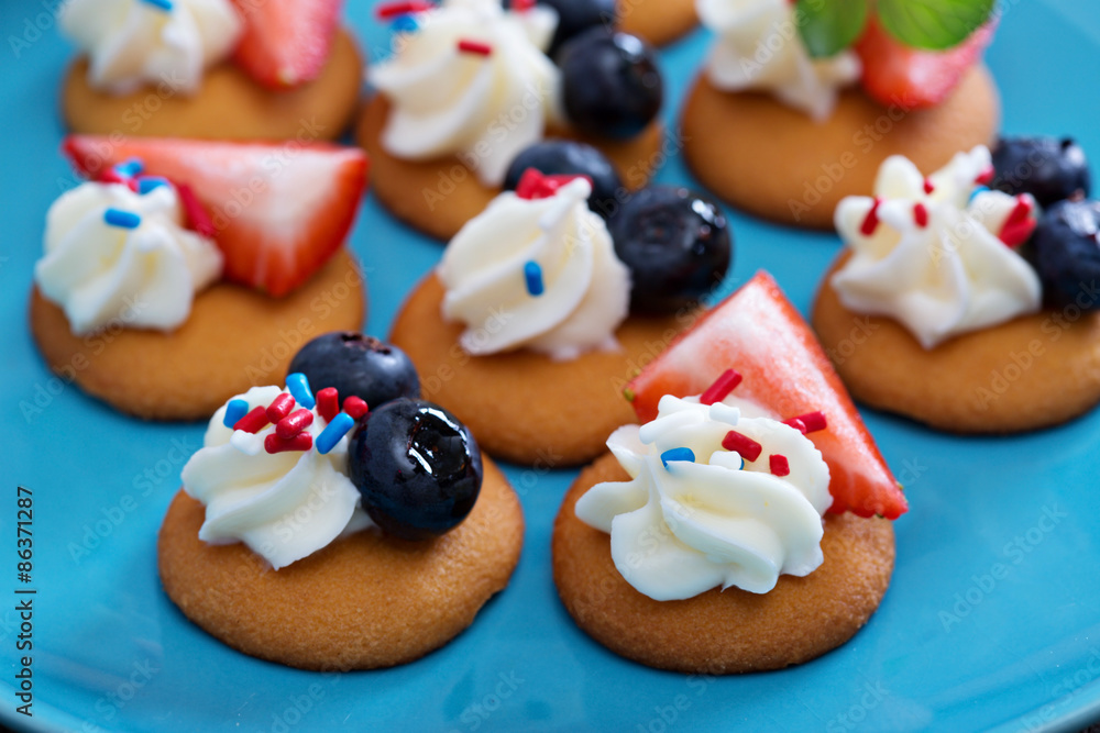 Tiny sweet treats with vanilla wafers Tiny sweet treats with vanilla wafers