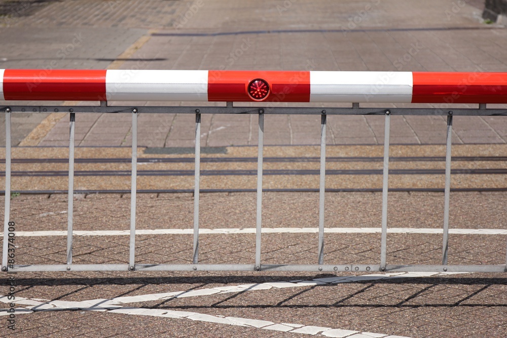 geschlossene Schranke StockFoto Adobe Stock