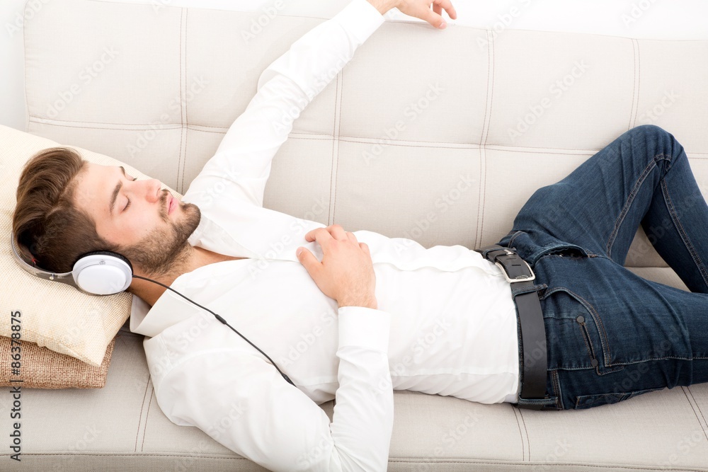 Hipster mit Kopfhörer auf dem Sofa Hipster mit Kopfhörer auf dem Sofa