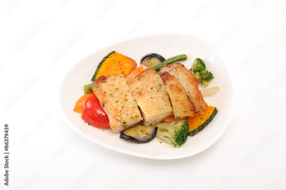 お皿にもった バジル グリルチキン 鶏肉 おかず 白背景 お皿にもった バジル グリルチキン 鶏肉 おかず 白背景