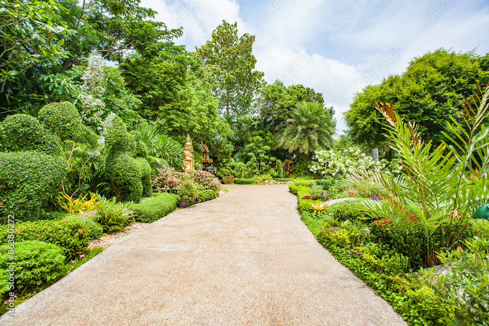Fototapeta premium Garden Walkway