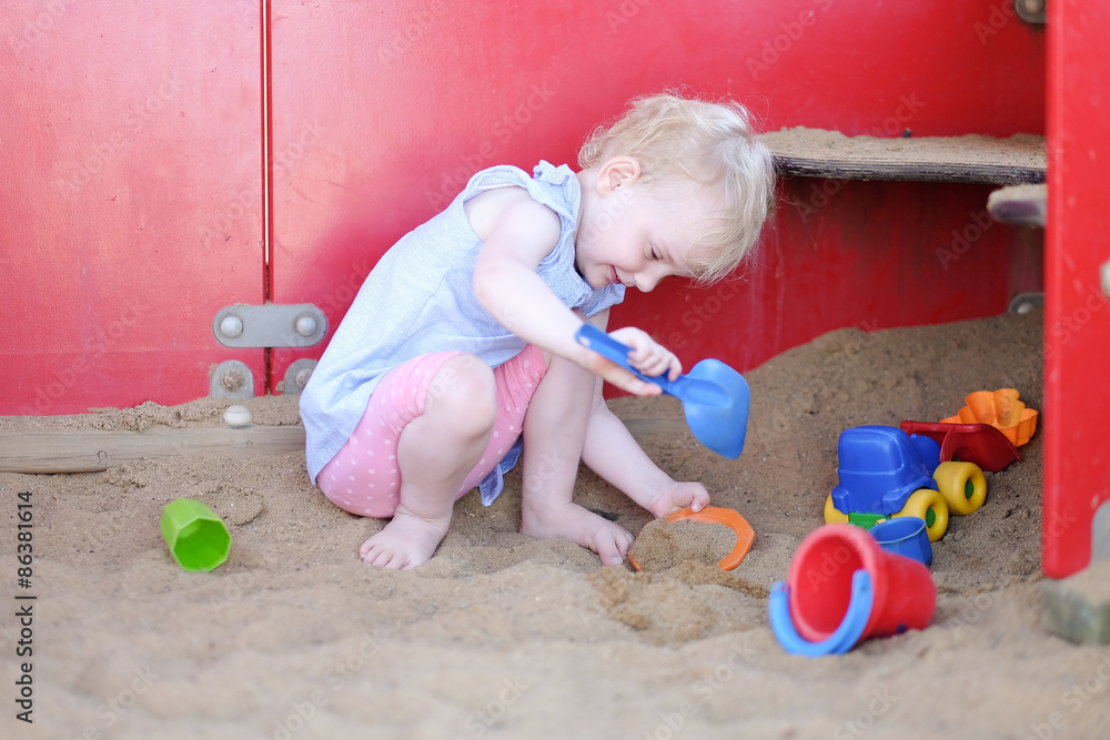 Fototapeta premium sandspielzeug mit mädchen