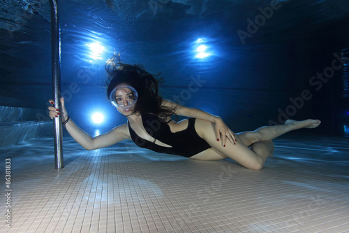 Fototapeta Naklejka Na Ścianę i Meble -  Female diver with dive mask posing underwater in the pool 