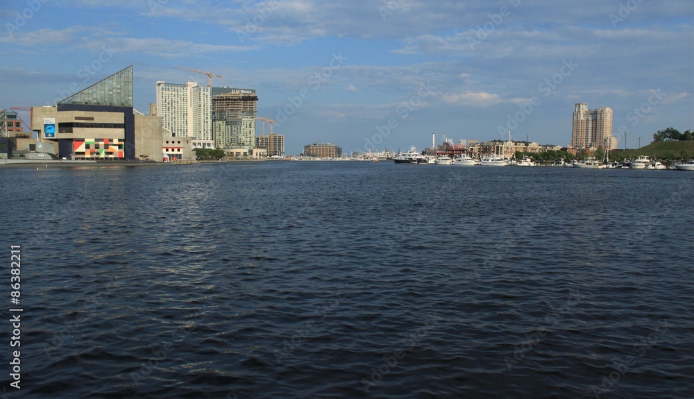 Blick hinaus aus dem Inner Harbor in Baltimore, Maryland Blick hinaus aus dem Inner Harbor in Baltimore, Maryland