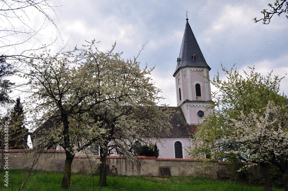 Kirche in Bucha im Frühling zur Obstbaumblüte