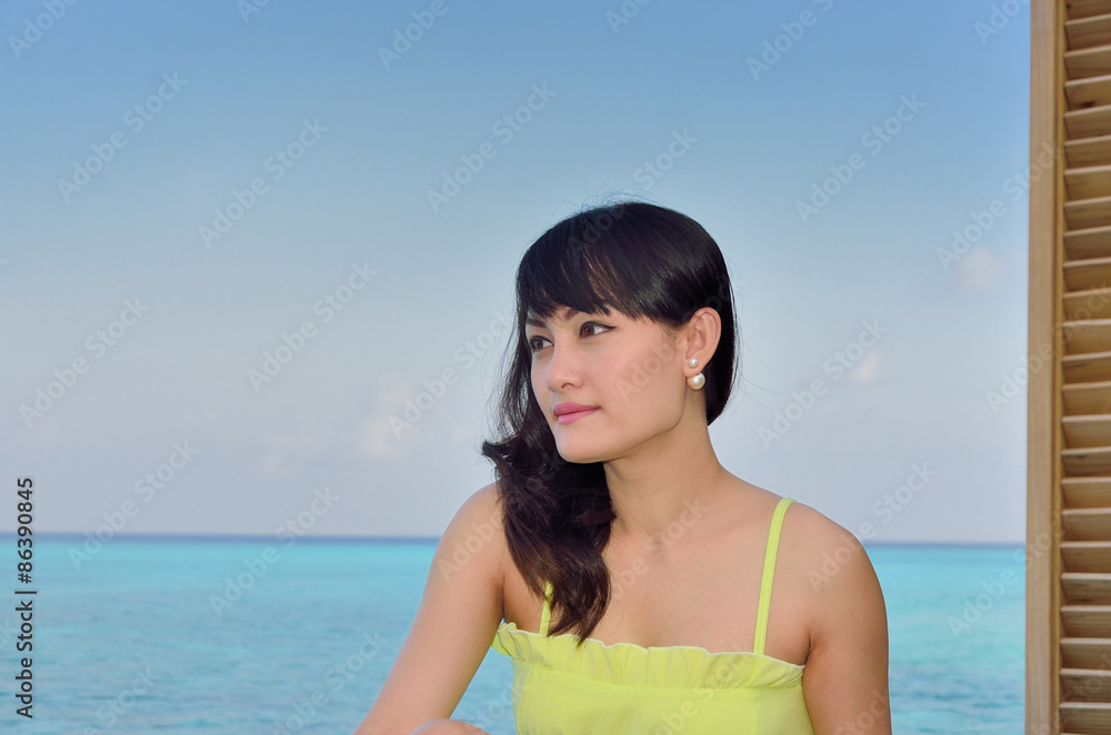 夕暮れの海辺と若い女性 夕暮れの海辺と若い女性