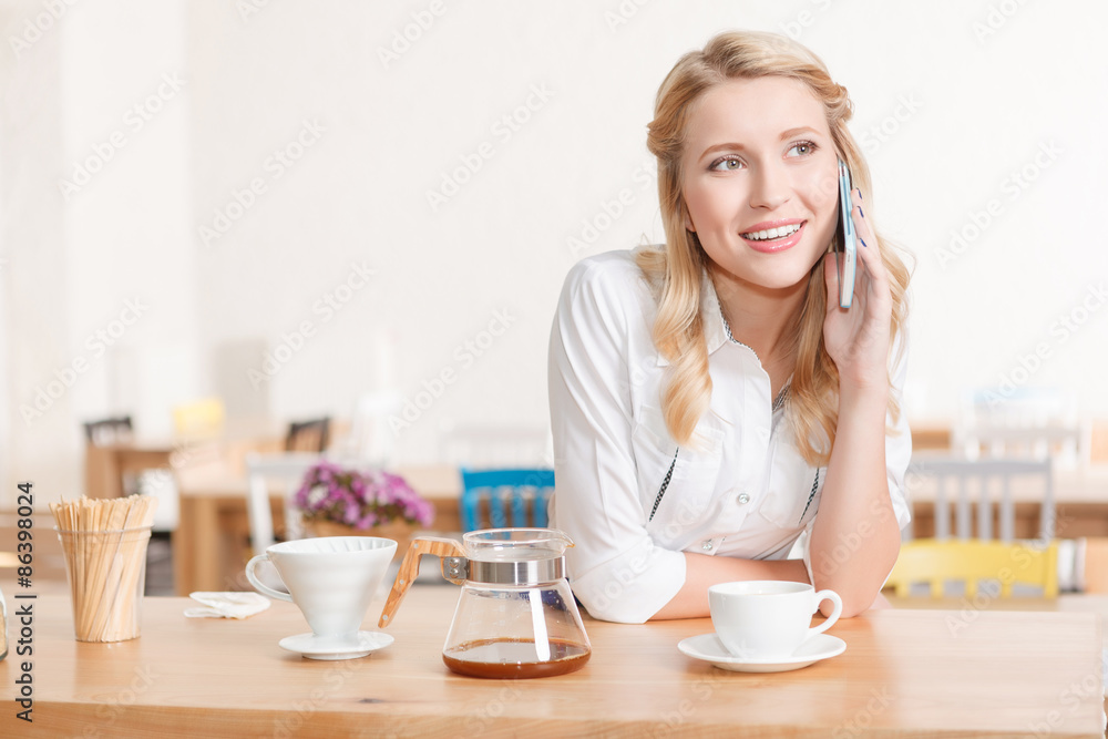 Pretty young waitress talking per mobile phone Pretty young waitress talking per mobile phone