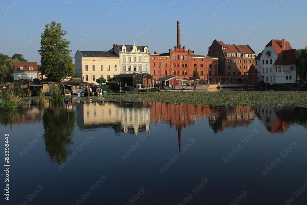 Blick zum Mühlendamm mit Pegelhaus in Brandenburg Blick zum Mühlendamm mit Pegelhaus in Brandenburg