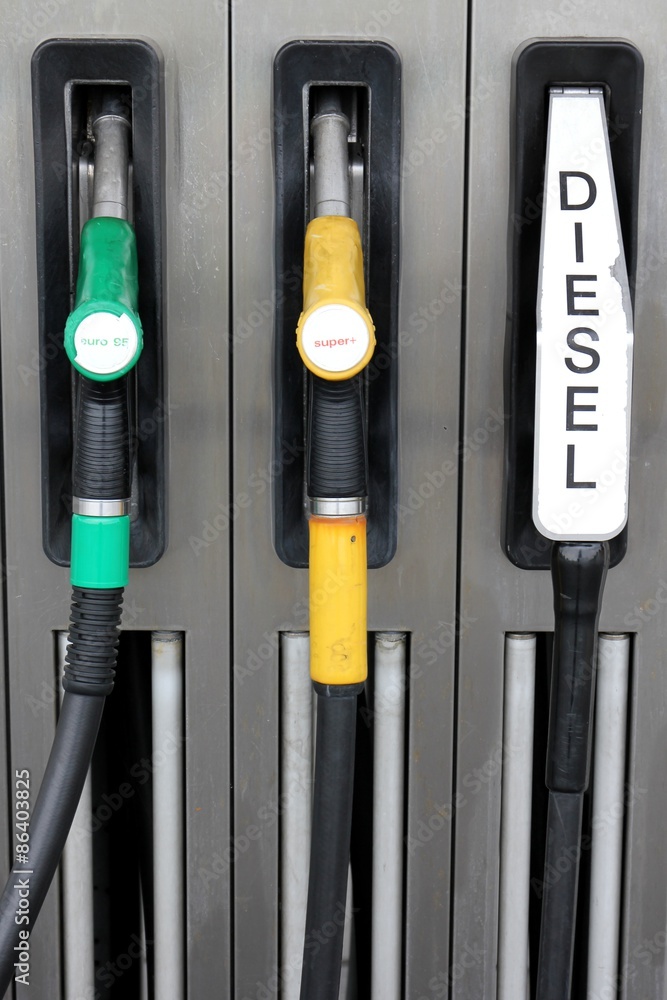Zapfpistolen an einer niederländischen Tankstelle Zapfpistolen an einer niederländischen Tankstelle