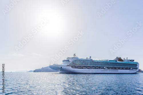 Big cruise liner goes from port