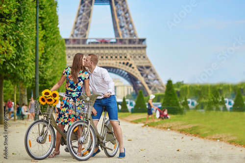 Romantic couple in Paris on a summer day © Ekaterina Pokrovsky