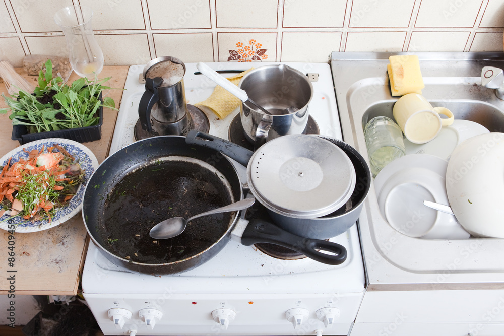 dreckiges Geschirr und Essensreste in unordentlichem Haushalt foto de