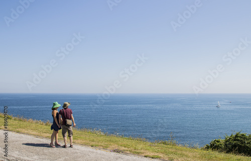 Pareja frente al mar