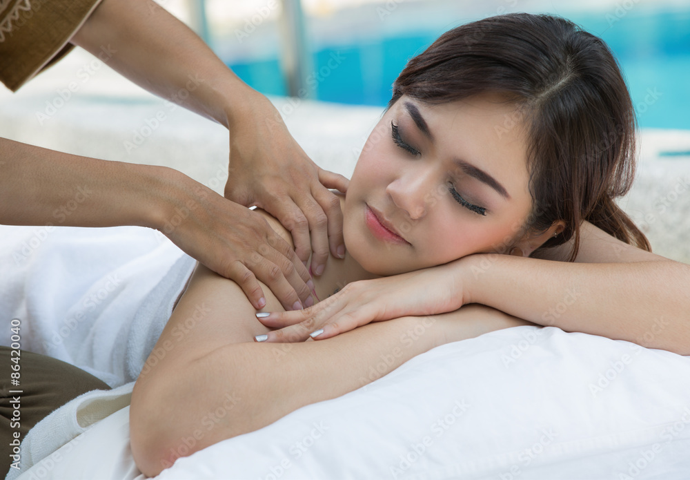 Obraz premium Masseur doing massage on woman body