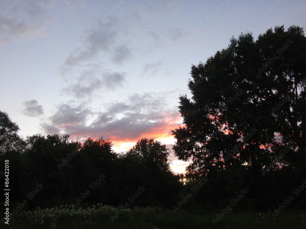 Закат с красно-синими оттенками в деревне