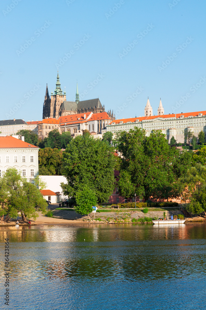 Obraz premium Vitus cathedral over Vltava river,