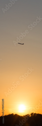 airplane in front of a hot evening sun © Tobias Arhelger