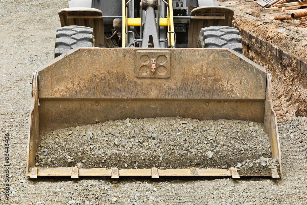 Strassenbau - Aufbringen der Schottertragschicht per Radlader