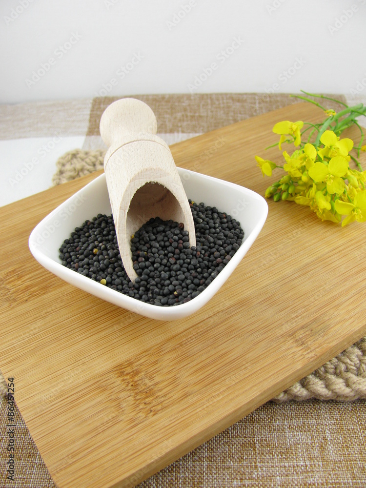 Rapssamen und Rapsblüten