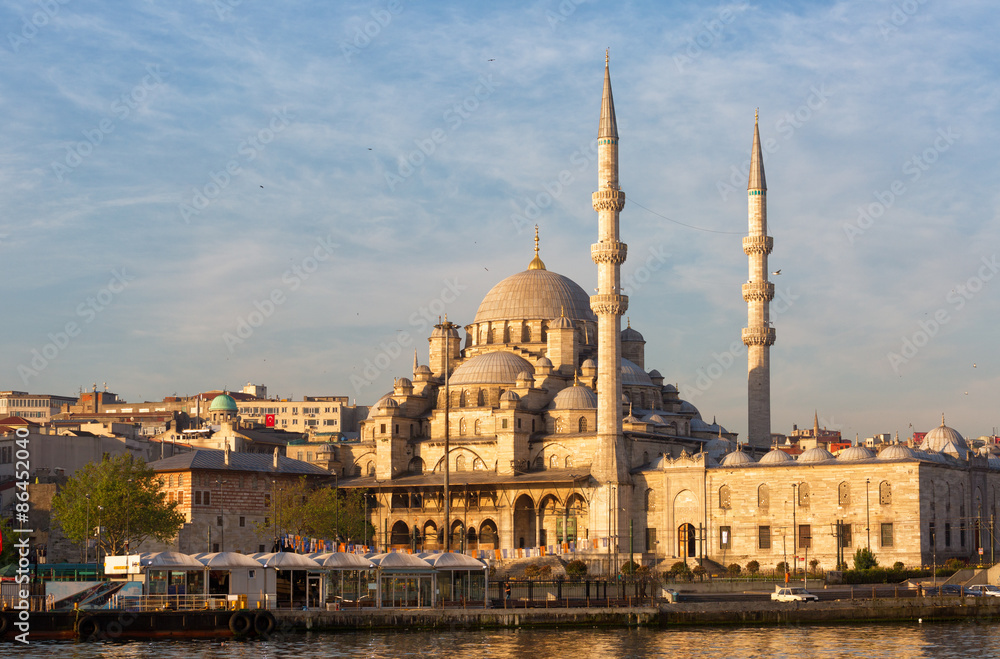 Obraz premium Yeni Cami, czyli Nowy Meczet oświetlony porannym słońcem, Stambuł