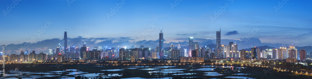 Obraz premium Skyline z miasta Shenzhen, Chiny o zmierzchu. Oglądane z granicy z Hongkongiem