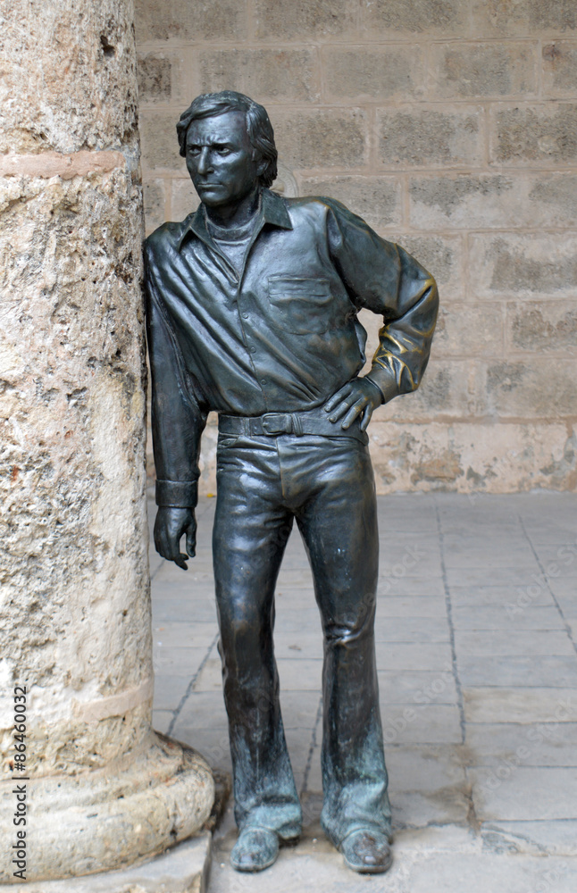Fototapeta premium Havana Cuba: Statue of Antonio Gades in front of Palacio de Lomb