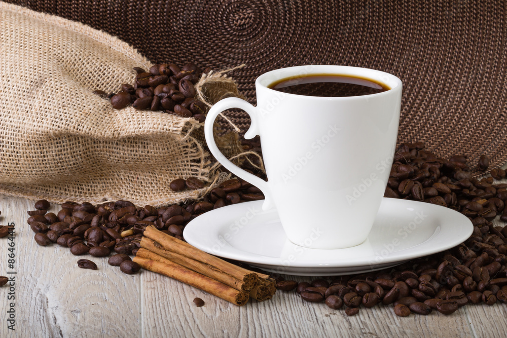 Obraz premium Filiżanka kawy z nasionami kawy