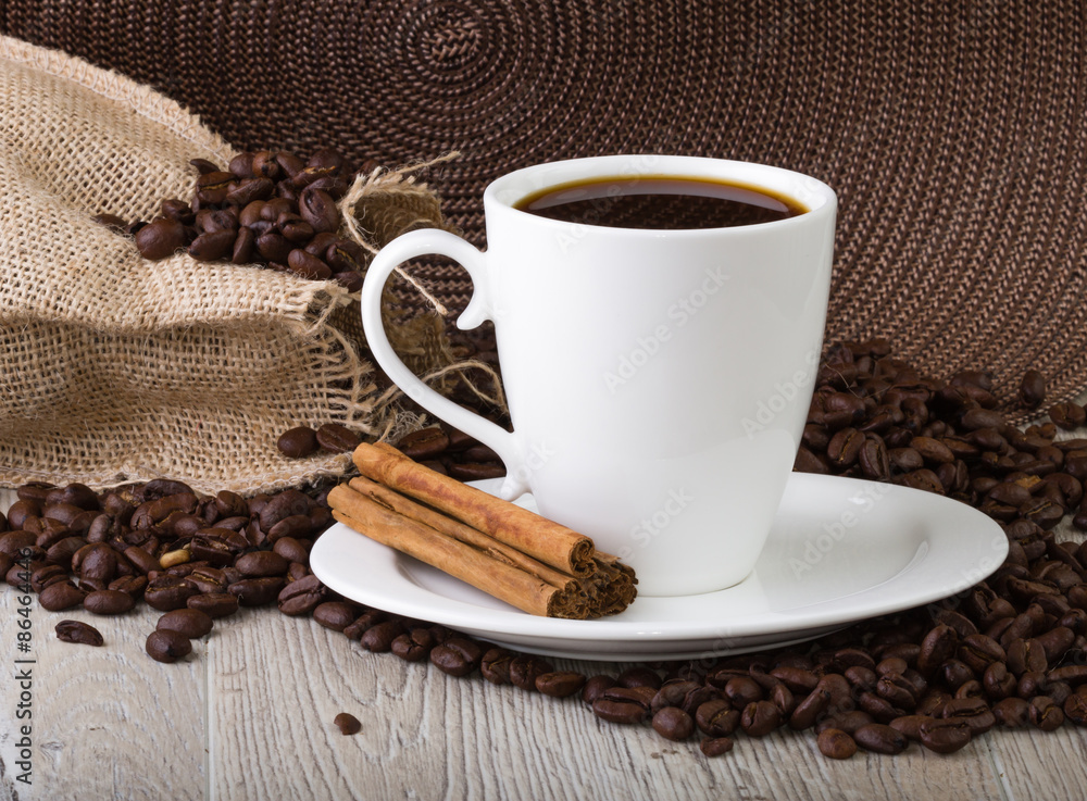Fototapeta premium Filiżanka kawy z nasionami kawy