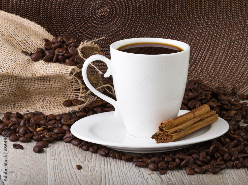 Naklejka premium Filiżanka kawy z nasionami kawy