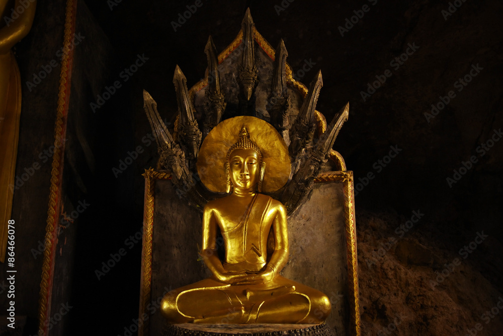 Fototapeta premium Landmark statue of Buddha in the temple
