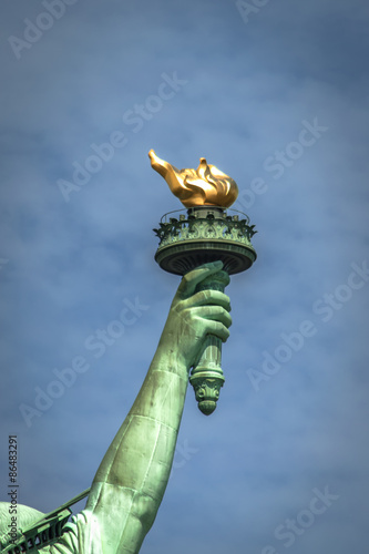 Obraz na płótnie Closeup of the torch of Lady Liberty on a cloudy day w salonie